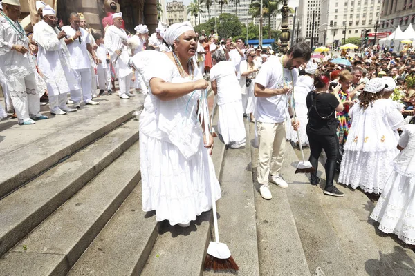 Sao Paulo (SP), Brezilya 06 / 02 / 2026 Sao Paulo Belediye Tiyatrosu 'nun geleneksel basamaklarının yıkanması, başkentin merkezinde inananları, sanatçıları ve halkı bir araya getirerek kültürü kutluyor (leco viana / thenews2)