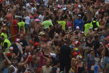 Rio de Janeiro (RJ), Brezilya 08 / 02 / 2026 - Yüzlerce insan karnaval ablukası Fica Comigo ile şenliğe katıldı. Geçit töreni, 8 Şubat 2026 Pazar günkü karnaval öncesi öğleden sonra gerçekleşti. (fausto maia / thenews2)