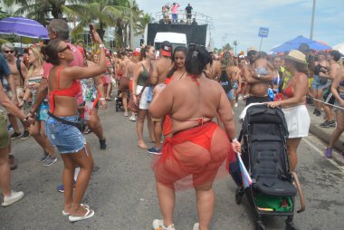 Rio de Janeiro (RJ), Brezilya 08 / 02 / 2026 - Yüzlerce insan karnaval ablukası Fica Comigo ile şenliğe katıldı. Geçit töreni, 8 Şubat 2026 Pazar günkü karnaval öncesi öğleden sonra gerçekleşti. (fausto maia / thenews2)