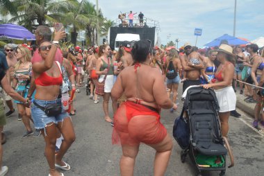 Rio de Janeiro (RJ), Brezilya 08 / 02 / 2026 - Yüzlerce insan karnaval ablukası Fica Comigo ile şenliğe katıldı. Geçit töreni, 8 Şubat 2026 Pazar günkü karnaval öncesi öğleden sonra gerçekleşti. (fausto maia / thenews2)