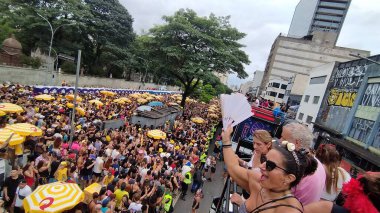 Sao Paulo (SP), Brezilya 08 / 02 / 2026 - Akademiciler do Baixo Augusta sokak partisi geçit töreni, bu Pazar, 8 Şubat 2026 'da Pericles' in bir gösterisiyle Rua da Consolacao 'da 1,5 milyondan fazla şenlikçiyi bir araya getirdi. (Leandro Chemalle / Yeniler 2)