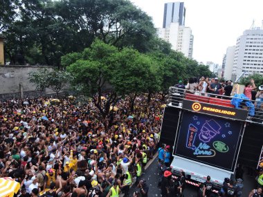 Sao Paulo (SP), Brezilya 08 / 02 / 2026 - Akademiciler do Baixo Augusta sokak partisi geçit töreni, bu Pazar, 8 Şubat 2026 'da Pericles' in bir gösterisiyle Rua da Consolacao 'da 1,5 milyondan fazla şenlikçiyi bir araya getirdi. (Leandro Chemalle / Yeniler 2)