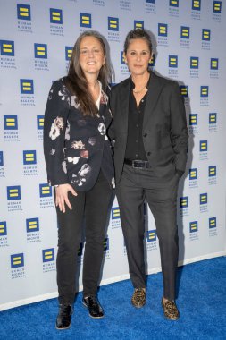 07 Şubat 2026, New York, New York, ABD: (L-R) Christina Demuth ve Dana Goldberg, Marriott Marquis Times Meydanı 'ndaki İnsan Hakları Kampanyası 2026 Greater New York Yemeği' ne katıldı (m10 / _)