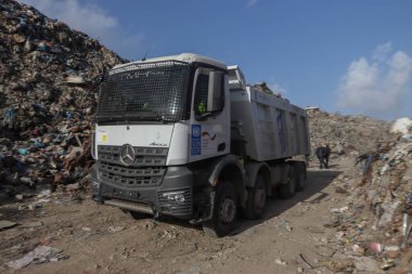 UNDP ve BM Ajansları Gazas Firas Pazar Bölgesi Gazze 'de Atık Temizleme Operasyonlarına Başladı, Filistin: Filistinli işçiler Birleşmiş Milletler Kalkınma Programı (UNDP) ile eşgüdüm içinde popüler bir pazarda biriken atık yığınlarını kaldırdılar)