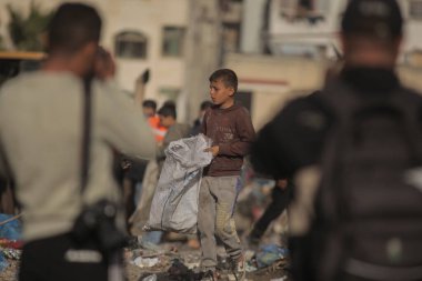 UNDP ve BM Ajansları Gazas Firas Pazar Bölgesi Gazze 'de Atık Temizleme Operasyonlarına Başladı, Filistin: Filistinli işçiler Birleşmiş Milletler Kalkınma Programı (UNDP) ile eşgüdüm içinde popüler bir pazarda biriken atık yığınlarını kaldırdılar)