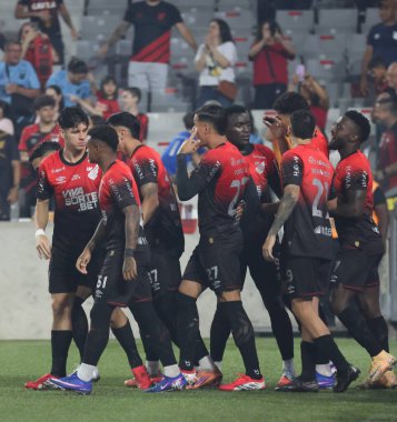 Curitiba (PR), Brazil 12 / 02 / 2026 - Sporcu Julimar, Brezilya Şampiyonluk Serisi A 'nın 3. turu (edson de souza / thenews2) için geçerli olan Athletico ve Santos arasındaki maçta golünü atıyor ve kutluyor.)