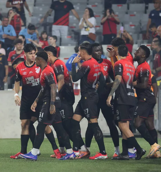 Curitiba (PR), Brazil 12 / 02 / 2026 - Sporcu Julimar, Brezilya Şampiyonluk Serisi A 'nın 3. turu (edson de souza / thenews2) için geçerli olan Athletico ve Santos arasındaki maçta golünü atıyor ve kutluyor.)