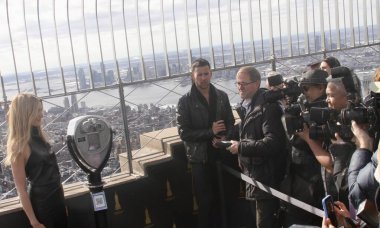 Pidgeon ve Paul Anthony Kelly, FX 'in Aşk Hikayesi' nin galasını kutlamak için Empire State Gözlemevi 'ne gittiler. 12 Şubat 2026, New York, ABD (niyi fote / thews2)