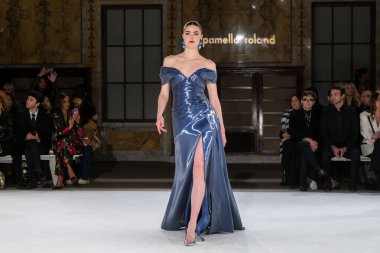 Pamella Roland - Runway - Şubat 2026 New York Moda Haftası. 12 Şubat 2026, New York, New York, ABD: Daphne Velghe New York Halk Kütüphanesindeki moda haftası boyunca Pamella Roland defilesi için podyumda yürüyor