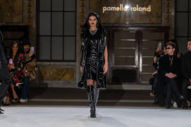 Pamella Roland - Runway - Şubat 2026 New York Moda Haftası. 12 Şubat 2026, New York, New York, ABD: New York Halk Kütüphanesi 'ndeki New York Moda Haftası sırasında Pamella Roland defilesi için bir model podyumda yürüyor