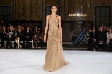 Pamella Roland - Runway - Şubat 2026 New York Moda Haftası. 12 Şubat 2026, New York, New York, ABD: New York Halk Kütüphanesi 'ndeki New York Moda Haftası sırasında Pamella Roland defilesi için bir model podyumda yürüyor