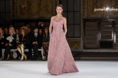 Pamella Roland - Runway - Şubat 2026 New York Moda Haftası. 12 Şubat 2026, New York, New York, ABD: New York Halk Kütüphanesi 'ndeki New York Moda Haftası sırasında Pamella Roland defilesi için bir model podyumda yürüyor