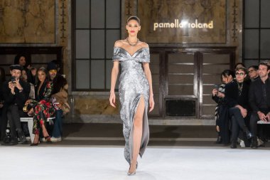 Pamella Roland - Runway - Şubat 2026 New York Moda Haftası. 12 Şubat 2026, New York, New York, ABD: New York Halk Kütüphanesi 'ndeki New York Moda Haftası sırasında Pamella Roland defilesi için bir model podyumda yürüyor