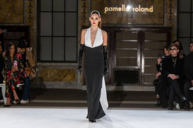 Pamella Roland - Runway - Şubat 2026 New York Moda Haftası. 12 Şubat 2026, New York, New York, ABD: New York Halk Kütüphanesi 'ndeki New York Moda Haftası sırasında Pamella Roland defilesi için bir model podyumda yürüyor