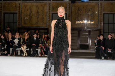 Pamella Roland - Runway - Şubat 2026 New York Moda Haftası. 12 Şubat 2026, New York, New York, ABD: New York Halk Kütüphanesi 'ndeki New York Moda Haftası sırasında Pamella Roland defilesi için bir model podyumda yürüyor