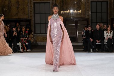 Pamella Roland - Runway - Şubat 2026 New York Moda Haftası. 12 Şubat 2026, New York, New York, ABD: New York Halk Kütüphanesi 'ndeki New York Moda Haftası sırasında Pamella Roland defilesi için bir model podyumda yürüyor