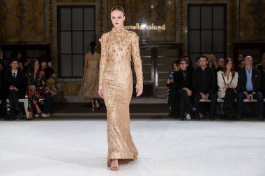 Pamella Roland - Runway - Şubat 2026 New York Moda Haftası. 12 Şubat 2026, New York, New York, ABD: New York Halk Kütüphanesi 'ndeki New York Moda Haftası sırasında Pamella Roland defilesi için bir model podyumda yürüyor