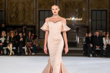 Pamella Roland - Runway - Şubat 2026 New York Moda Haftası. 12 Şubat 2026, New York, New York, ABD: New York Halk Kütüphanesi 'ndeki New York Moda Haftası sırasında Pamella Roland defilesi için bir model podyumda yürüyor