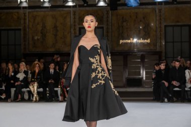 Pamella Roland - Runway - Şubat 2026 New York Moda Haftası. 12 Şubat 2026, New York, New York, ABD: New York Halk Kütüphanesi 'ndeki New York Moda Haftası sırasında Pamella Roland defilesi için bir model podyumda yürüyor