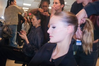 Pamella Roland - Runway - Şubat 2026 New York Moda Haftası. 12 Şubat 2026, New York, New York, ABD: Bir model New York Halk Kütüphanesi 'ndeki moda haftası boyunca Pamella Roland defilesinde kuliste saç ve makyaj yaptırıyor