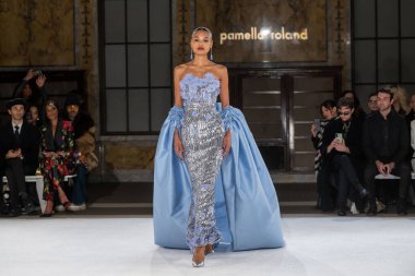 Pamella Roland - Runway - Şubat 2026 New York Moda Haftası. 12 Şubat 2026, New York, New York, ABD: New York Halk Kütüphanesi 'ndeki New York Moda Haftası sırasında Pamella Roland defilesi için bir model podyumda yürüyor
