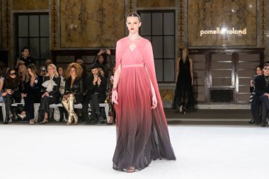 Pamella Roland - Runway - Şubat 2026 New York Moda Haftası. 12 Şubat 2026, New York, New York, ABD: New York Halk Kütüphanesi 'ndeki New York Moda Haftası sırasında Pamella Roland defilesi için bir model podyumda yürüyor