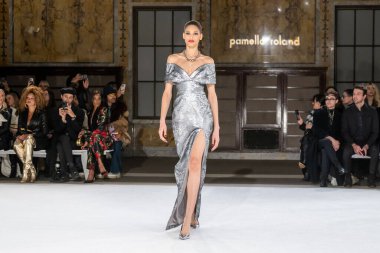 Pamella Roland - Runway - Şubat 2026 New York Moda Haftası. 12 Şubat 2026, New York, New York, ABD: New York Halk Kütüphanesi 'ndeki New York Moda Haftası sırasında Pamella Roland defilesi için bir model podyumda yürüyor