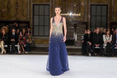 Pamella Roland - Runway - Şubat 2026 New York Moda Haftası. 12 Şubat 2026, New York, New York, ABD: New York Halk Kütüphanesi 'ndeki New York Moda Haftası sırasında Pamella Roland defilesi için bir model podyumda yürüyor