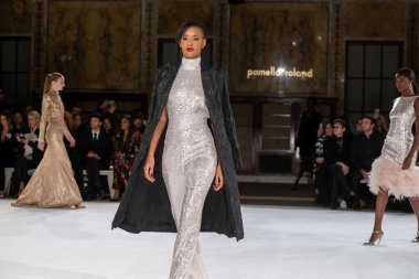 Pamella Roland - Runway - Şubat 2026 New York Moda Haftası. 12 Şubat 2026, New York, New York, ABD: New York Halk Kütüphanesi 'ndeki New York Moda Haftası sırasında Pamella Roland defilesi için bir model podyumda yürüyor