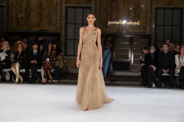 Pamella Roland - Runway - Şubat 2026 New York Moda Haftası. 12 Şubat 2026, New York, New York, ABD: New York Halk Kütüphanesi 'ndeki New York Moda Haftası sırasında Pamella Roland defilesi için bir model podyumda yürüyor