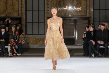 Pamella Roland - Runway - Şubat 2026 New York Moda Haftası. 12 Şubat 2026, New York, New York, ABD: New York Halk Kütüphanesi 'ndeki New York Moda Haftası sırasında Pamella Roland defilesi için bir model podyumda yürüyor
