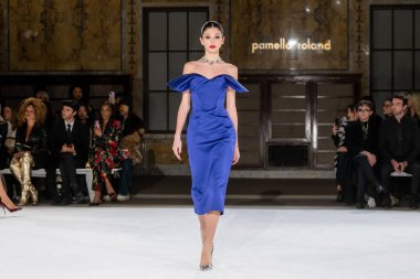 Pamella Roland - Runway - Şubat 2026 New York Moda Haftası. 12 Şubat 2026, New York, New York, ABD: New York Halk Kütüphanesi 'ndeki New York Moda Haftası sırasında Pamella Roland defilesi için bir model podyumda yürüyor