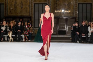 Pamella Roland - Runway - Şubat 2026 New York Moda Haftası. 12 Şubat 2026, New York, New York, ABD: New York Halk Kütüphanesi 'ndeki New York Moda Haftası sırasında Pamella Roland defilesi için bir model podyumda yürüyor