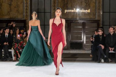 Pamella Roland - Runway - Şubat 2026 New York Moda Haftası. 12 Şubat 2026, New York, New York, ABD: New York Halk Kütüphanesi 'ndeki New York Moda Haftası sırasında Pamella Roland defilesi için bir model podyumda yürüyor