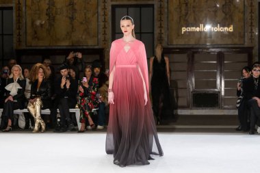 Pamella Roland - Runway - Şubat 2026 New York Moda Haftası. 12 Şubat 2026, New York, New York, ABD: New York Halk Kütüphanesi 'ndeki New York Moda Haftası sırasında Pamella Roland defilesi için bir model podyumda yürüyor