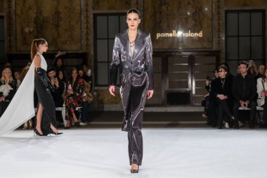 Pamella Roland - Runway - Şubat 2026 New York Moda Haftası. 12 Şubat 2026, New York, New York, ABD: New York Halk Kütüphanesi 'ndeki New York Moda Haftası sırasında Pamella Roland defilesi için bir model podyumda yürüyor