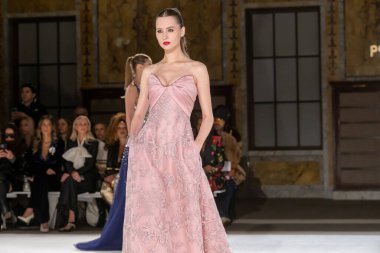 Pamella Roland - Runway - Şubat 2026 New York Moda Haftası. 12 Şubat 2026, New York, New York, ABD: New York Halk Kütüphanesi 'ndeki New York Moda Haftası sırasında Pamella Roland defilesi için bir model podyumda yürüyor