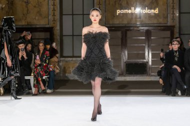 Pamella Roland - Runway - Şubat 2026 New York Moda Haftası. 12 Şubat 2026, New York, New York, ABD: New York Halk Kütüphanesi 'ndeki New York Moda Haftası sırasında Pamella Roland defilesi için bir model podyumda yürüyor