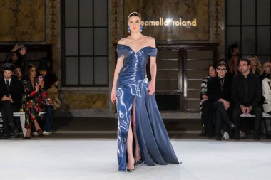 Pamella Roland - Runway - Şubat 2026 New York Moda Haftası. 12 Şubat 2026, New York, New York, ABD: Daphne Velghe New York Halk Kütüphanesindeki moda haftası boyunca Pamella Roland defilesi için podyumda yürüyor