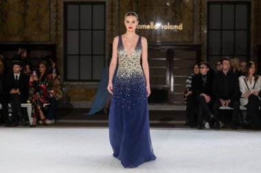 Pamella Roland - Runway - Şubat 2026 New York Moda Haftası. 12 Şubat 2026, New York, New York, ABD: New York Halk Kütüphanesi 'ndeki New York Moda Haftası sırasında Pamella Roland defilesi için bir model podyumda yürüyor