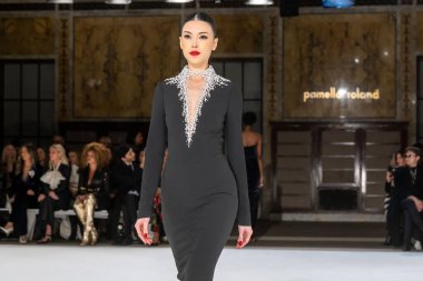 Pamella Roland - Runway - Şubat 2026 New York Moda Haftası. 12 Şubat 2026, New York, New York, ABD: New York Halk Kütüphanesi 'ndeki New York Moda Haftası sırasında Pamella Roland defilesi için bir model podyumda yürüyor