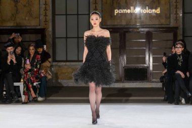 Pamella Roland - Runway - Şubat 2026 New York Moda Haftası. 12 Şubat 2026, New York, New York, ABD: New York Halk Kütüphanesi 'ndeki New York Moda Haftası sırasında Pamella Roland defilesi için bir model podyumda yürüyor