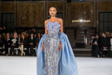 Pamella Roland - Runway - Şubat 2026 New York Moda Haftası. 12 Şubat 2026, New York, New York, ABD: New York Halk Kütüphanesi 'ndeki New York Moda Haftası sırasında Pamella Roland defilesi için bir model podyumda yürüyor