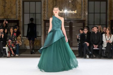 Pamella Roland - Runway - Şubat 2026 New York Moda Haftası. 12 Şubat 2026, New York, New York, ABD: New York Halk Kütüphanesi 'ndeki New York Moda Haftası sırasında Pamella Roland defilesi için bir model podyumda yürüyor