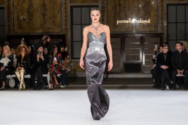 Pamella Roland - Runway - Şubat 2026 New York Moda Haftası. 12 Şubat 2026, New York, New York, ABD: New York Halk Kütüphanesi 'ndeki New York Moda Haftası sırasında Pamella Roland defilesi için bir model podyumda yürüyor