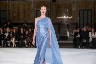 Pamella Roland - Runway - Şubat 2026 New York Moda Haftası. 12 Şubat 2026, New York, New York, ABD: New York Halk Kütüphanesi 'ndeki New York Moda Haftası sırasında Pamella Roland defilesi için bir model podyumda yürüyor