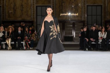 Pamella Roland - Runway - Şubat 2026 New York Moda Haftası. 12 Şubat 2026, New York, New York, ABD: New York Halk Kütüphanesi 'ndeki New York Moda Haftası sırasında Pamella Roland defilesi için bir model podyumda yürüyor