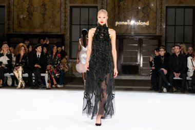 Pamella Roland - Runway - Şubat 2026 New York Moda Haftası. 12 Şubat 2026, New York, New York, ABD: New York Halk Kütüphanesi 'ndeki New York Moda Haftası sırasında Pamella Roland defilesi için bir model podyumda yürüyor