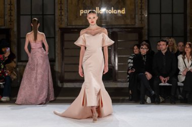 Pamella Roland - Runway - Şubat 2026 New York Moda Haftası. 12 Şubat 2026, New York, New York, ABD: New York Halk Kütüphanesi 'ndeki New York Moda Haftası sırasında Pamella Roland defilesi için bir model podyumda yürüyor