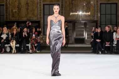 Pamella Roland - Runway - Şubat 2026 New York Moda Haftası. 12 Şubat 2026, New York, New York, ABD: New York Halk Kütüphanesi 'ndeki New York Moda Haftası sırasında Pamella Roland defilesi için bir model podyumda yürüyor